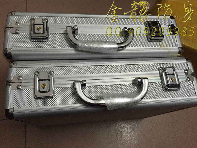 年輕人野外自衛(wèi)電警棒 年輕人野外自衛(wèi)電警棒